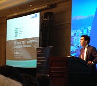 El Superintendente Parrado durante su exposici&oacute;n en la U. de Chile