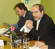 El Superintendente Gustavo Arriagada (derecha) aparece junto a J.M. Zavala, Director de Estudios, du