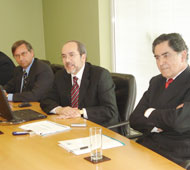 El Superintendente Gustavo Arriagada aparece junto a los Intendentes Julio Acevedo y Gustavo Rivera.