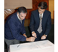 El Superintendente Carlos Budnevich al momento de la firma junto al R.P. Agust&iacute;n Moreira