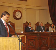 El Superintendente Carlos Budnevich se dirige a los asistentes al acto de presentaci&oacute;n de la iniciat